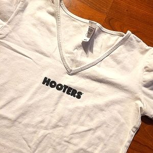 Hooter's small T-shirt